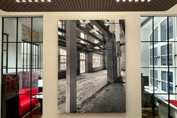 Industriearchitektur mit Akustik-Wandbild und -Pendelleuchte